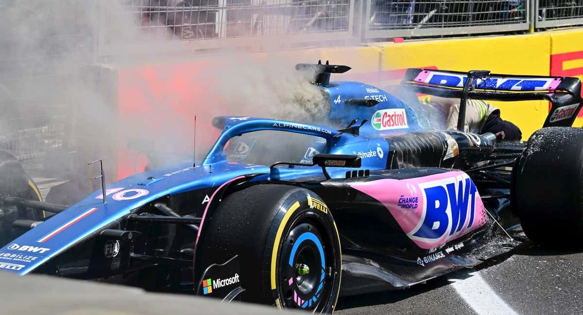 El coche de Pierre Gasly, en llamas, durante el GP de Azerbaiyán de F1 en Bakú. /EP