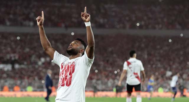 River gana un bronco Superclásico que termina con tangana y seis expulsados