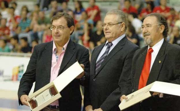 Manolo García, José Antonio Bolarín y Eloy Jiménez durante un homenaje de ElPozo Murcia.  ELPOZOFS