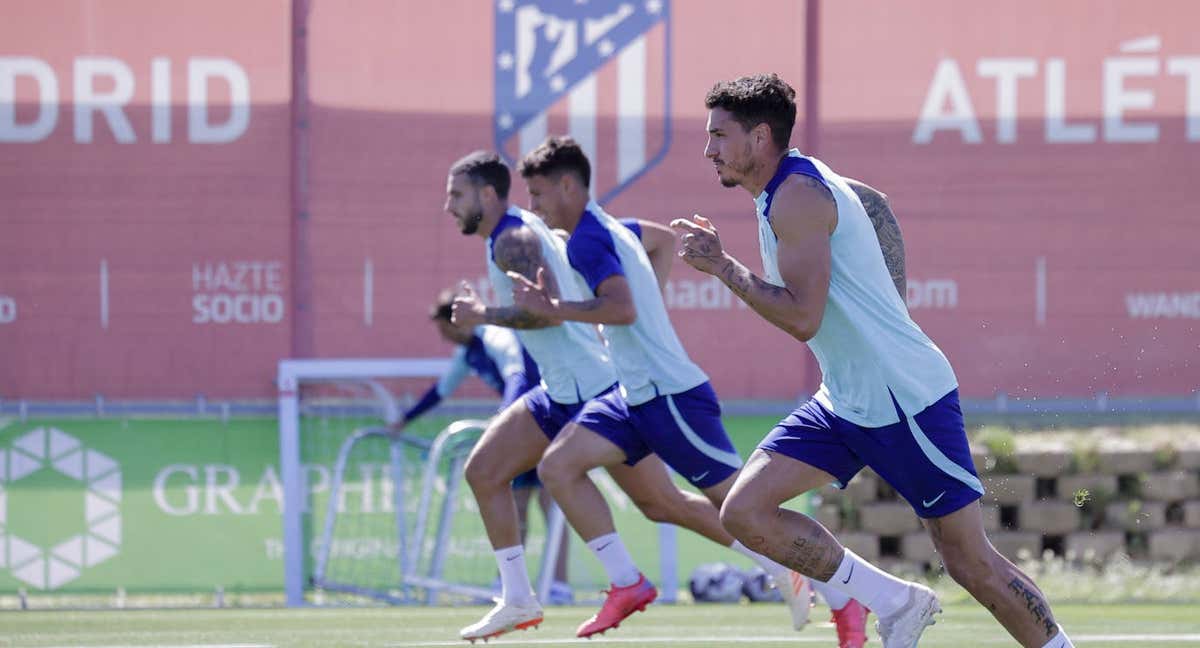 El último entrenamiento del equipo rojiblanco, con Giménez en primer plano, en Majadahonda. /ATLÉTICO DE MADRID