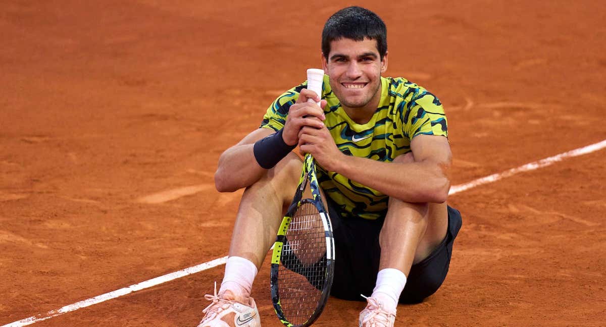 Carlos Alcaraz celebra el título en el Mutua Madrid Open.