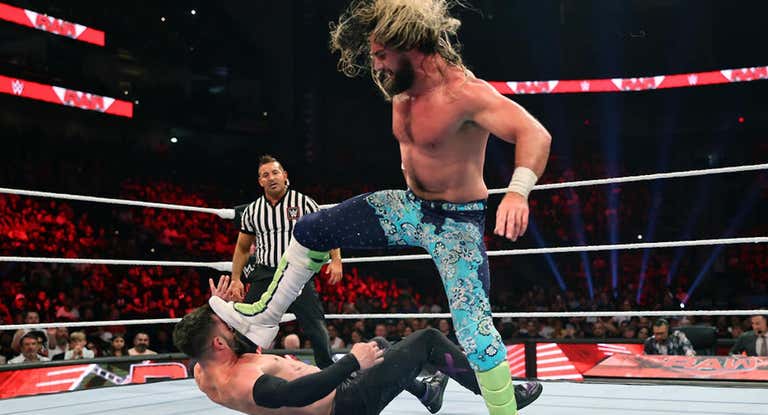 Seth Rollins golpea a Finn Balor durante su combate en Raw.