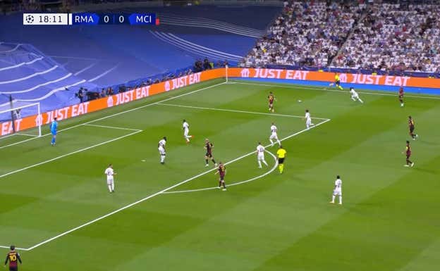 Una vex Camavinga es superado con balón al espacio, Alaba no acude a la ayuda. El objetivo era que Haaland tuviese siempre a dos jugadores encima.