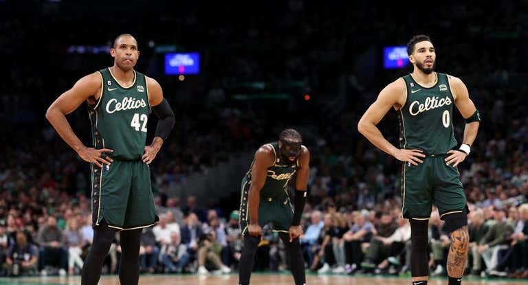 Los jugadores de los Celtics con gesto serio tras caer ante los Sixers.