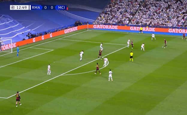 En esta acción, Kroos cierra el intervalo que De Bruyne suele atacar, estando bien posicionado y permitiendo que, de nuevo, el Madrid tenga superioridad conn Haaland.