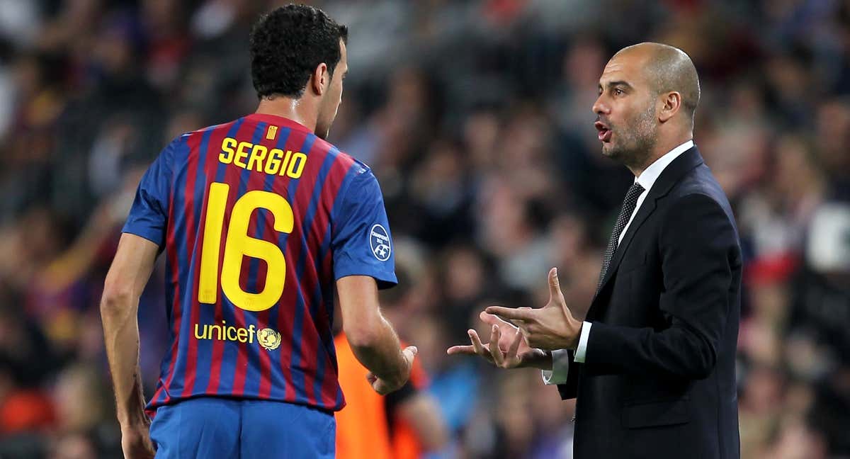 Sergio Busquets junto a Pep Guardiola. /GETTY IMAGES