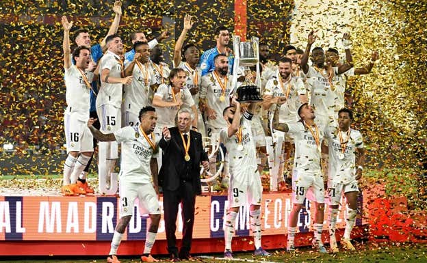 El Real Madrid, ya en domingo, celebrando la consecución de la Copa 22-23 en Sevilla.
