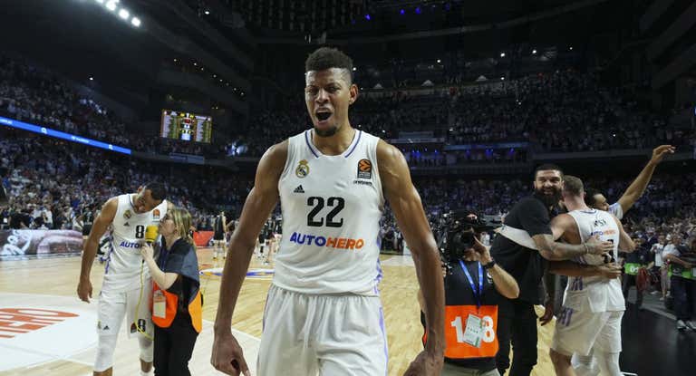 Edy Tavares celebra la victoria en el WiZink.