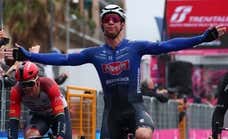 El australiano Groves gana al sprint en una etapa accidentada en el Giro de Italia