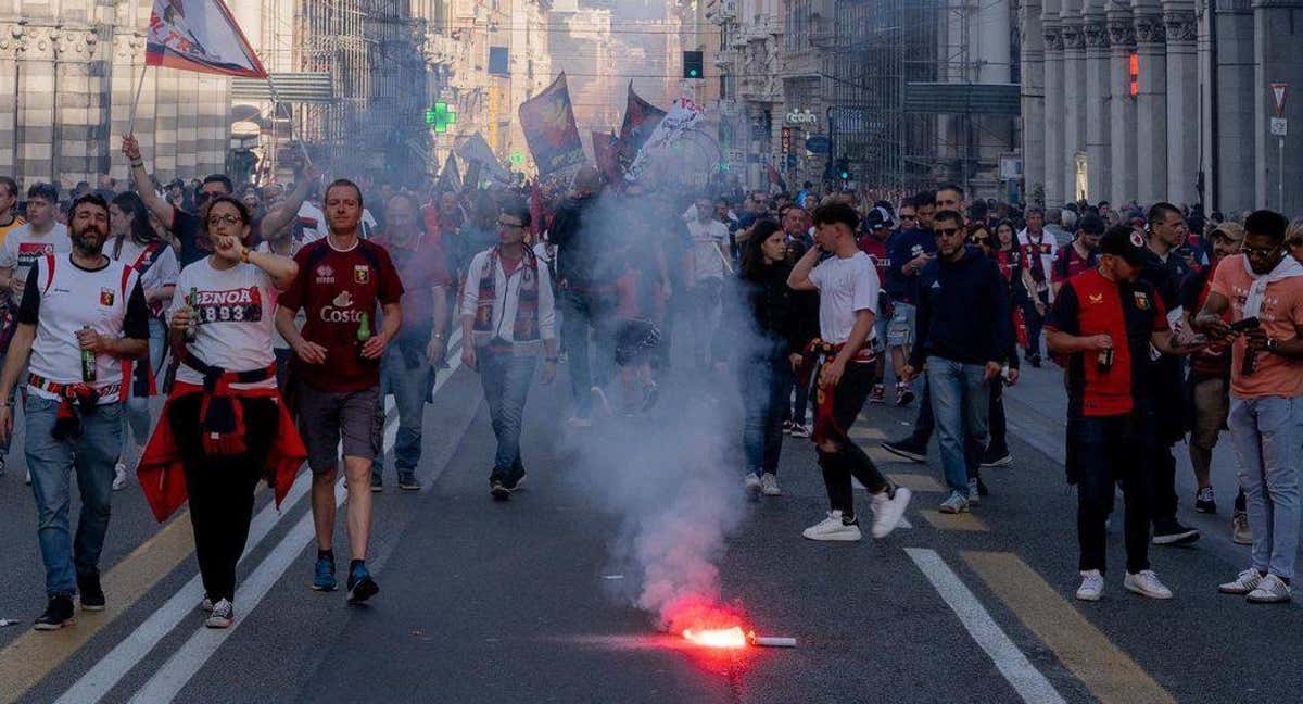Los aficionados del Genoa celebran el ascenso en las calles de la ciudad.