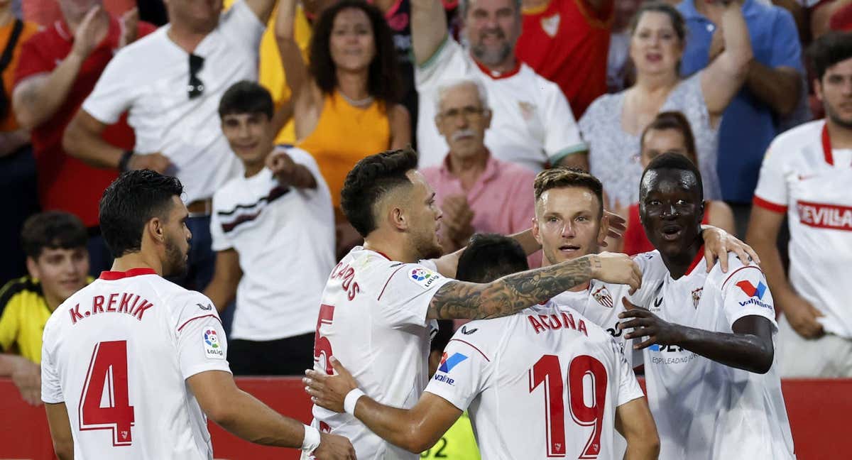 Los jugadores del Sevilla celebran un gol./EFE