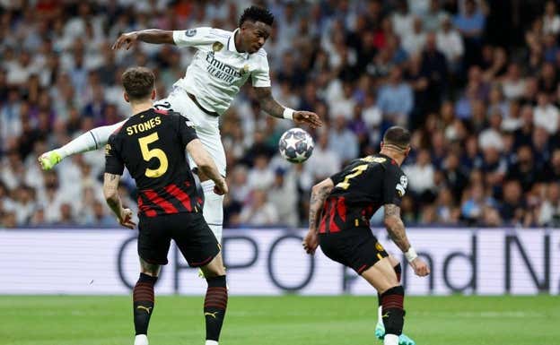 Vinicius trata de rematar entre Stones y Walker.  AGENCIAS