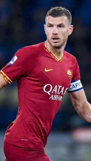 Dzeko porta el brazalete de capitán de la Roma.  EP