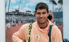Un saludo de campeones, una pasarela para «evitar gente» y aplausos: Alcaraz ya está en Roma