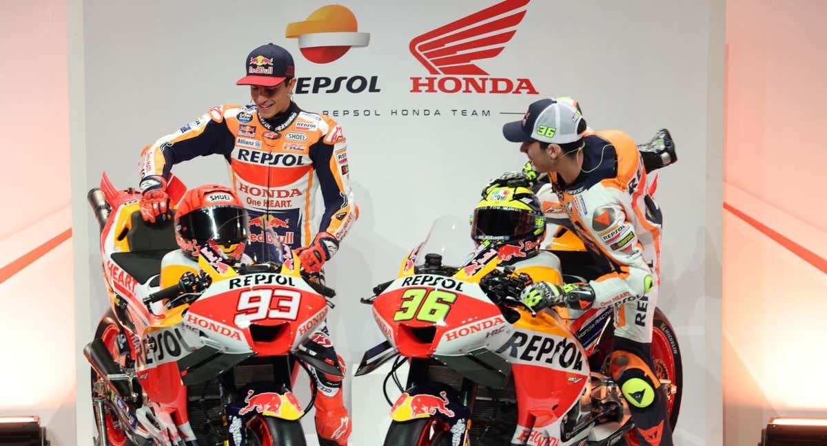 Los pilotos de Repsol Honda Marc Márquez y Joan Mir.