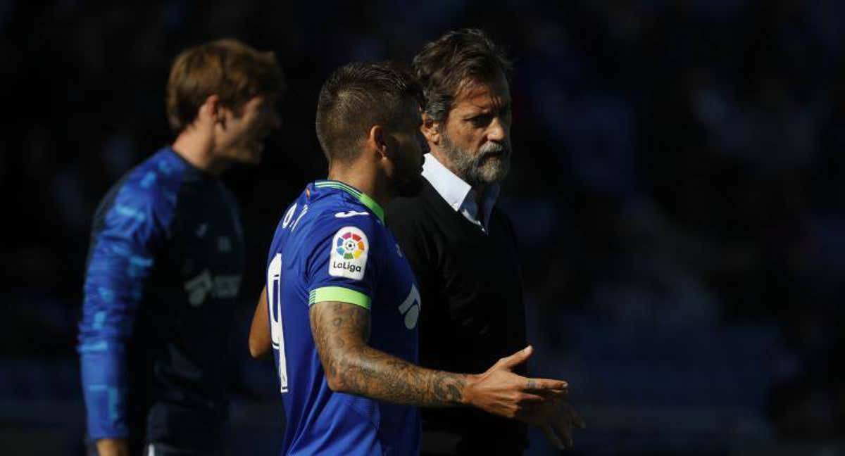 Quique Sánchez Flores conversa con un jugador del Getafe. /EFE