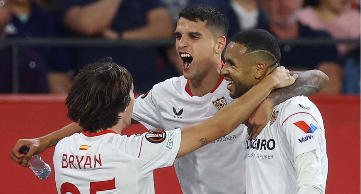 Los jugadores del Sevilla celebran el pase a semifinales de la Europa League./REUTERS