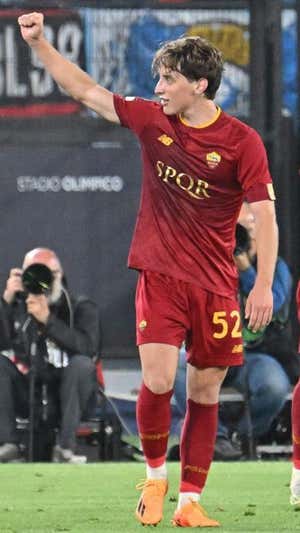 Bove celebra el gol de la Roma.  AFP