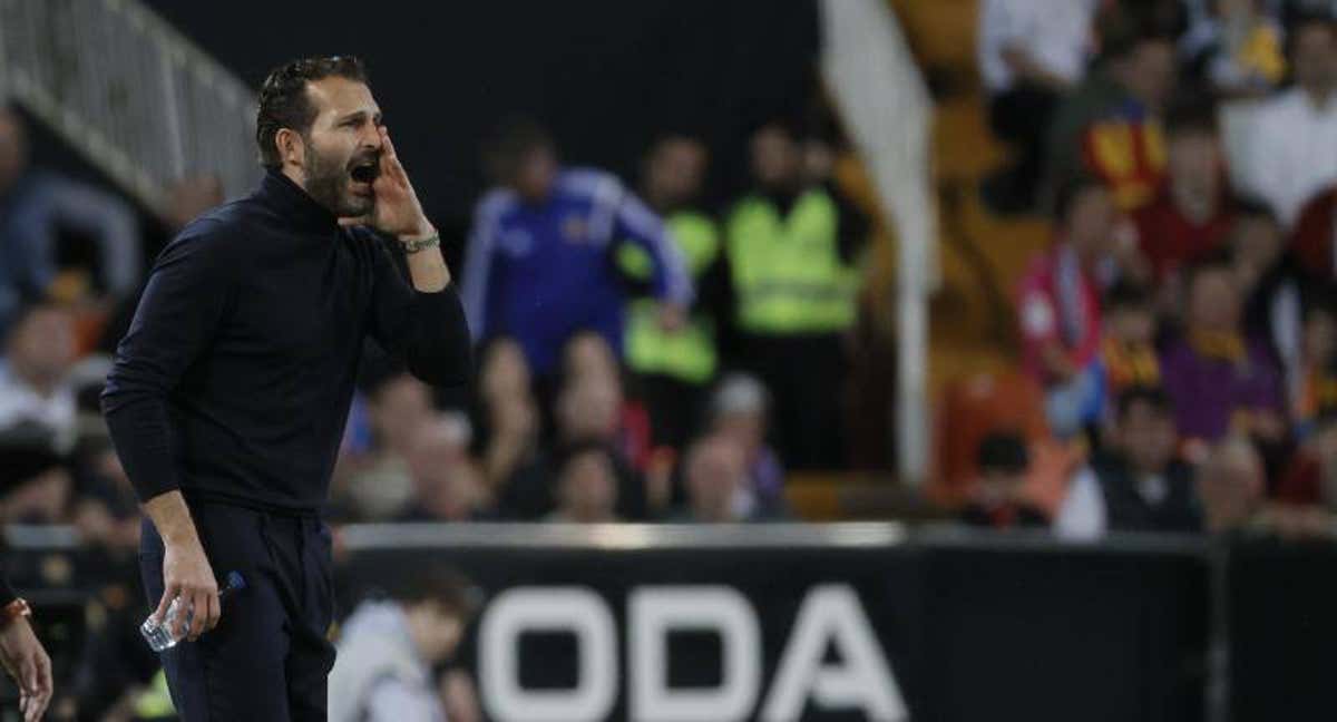 Baraja en un partido. /EFE.