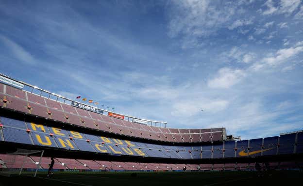Imagen del Camp Nou con parte de la tercera gradería ya demolida. REUTERS