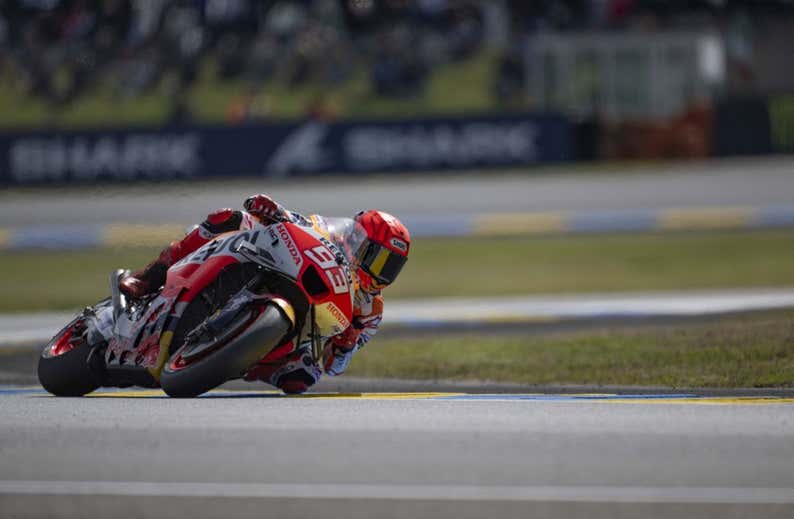 Marc Márquez regresa con dos caídas en el día del experimento Kalex