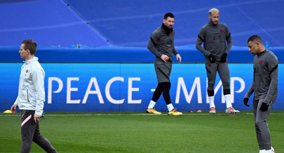 Mbappé calienta en un partido de Champions, con Messi y Neymar juntos unos metros más atrás. /AFP