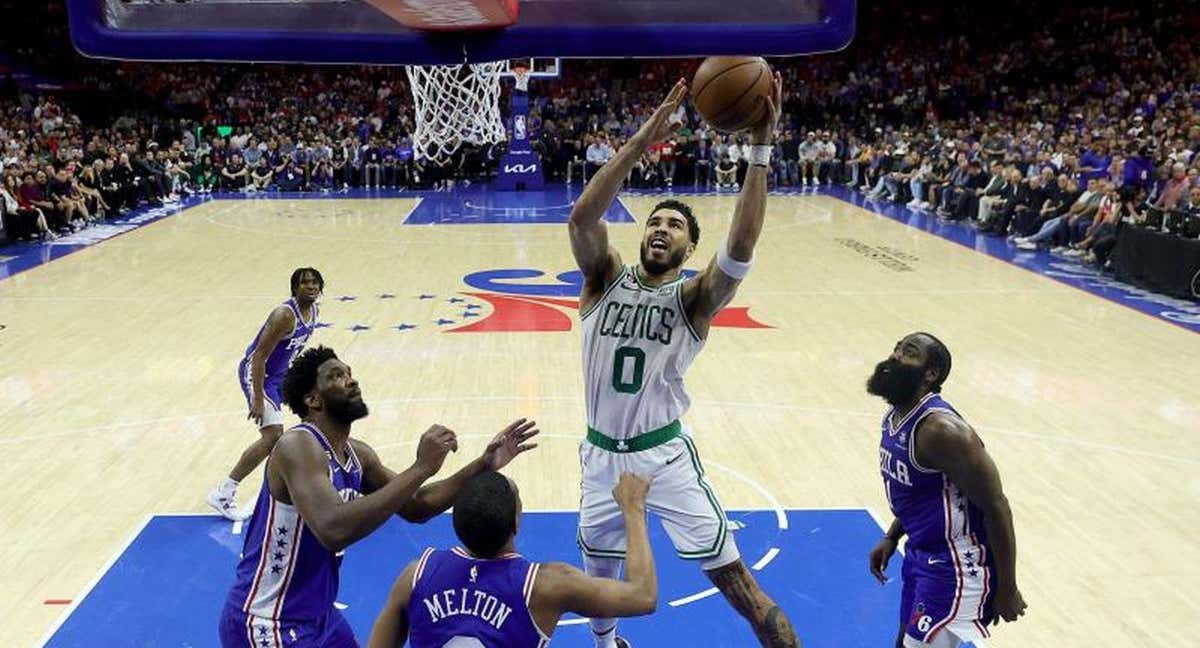 Jayson Tatum entra a canasta en el sexto partido ante los Sixers.