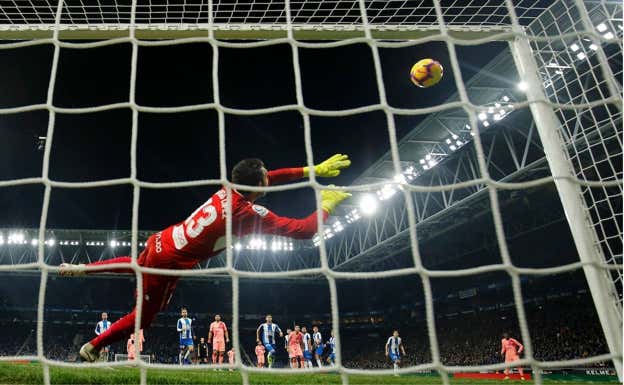 Diego López no puede detener uno de los tiros de falta de Messi. AGENCIAS
