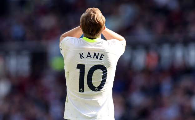 Kane se lamente durante la derrota ante el Aston Villa.  REUTERS