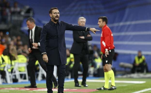 Bordalás, durante el partido del Bernabéu.  EFE