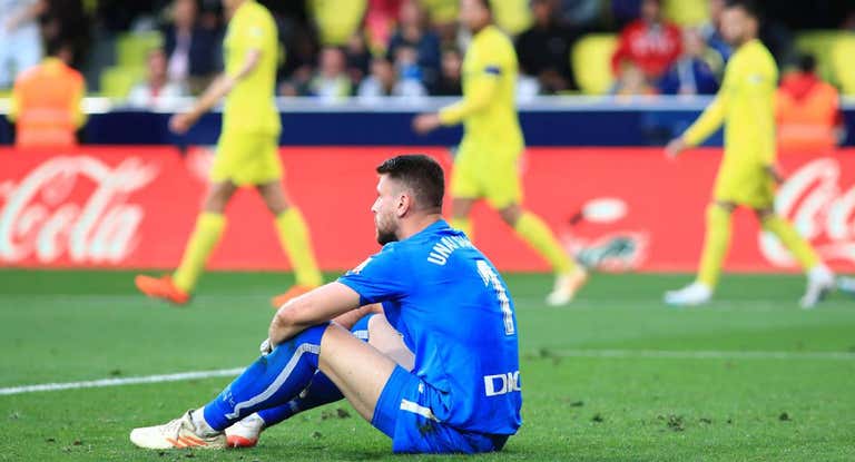 Unai Simón se lamenta después de uno de los goles del Villarreal.