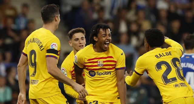 El Barça se monta una fiesta en Cornellà y se corona campeón de Liga