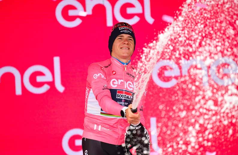 Dominio 'ma non troppo' de Evenepoel mientras Roglic juega al despiste con la Covid-19