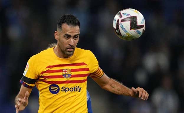 Busquets, ante el Espanyol.  EFE