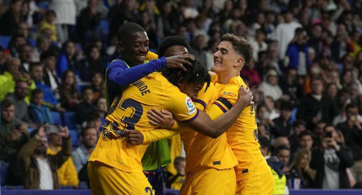 Los jugadores del Barça celebran el gol de Koundé ante el Espanyol. /EFE
