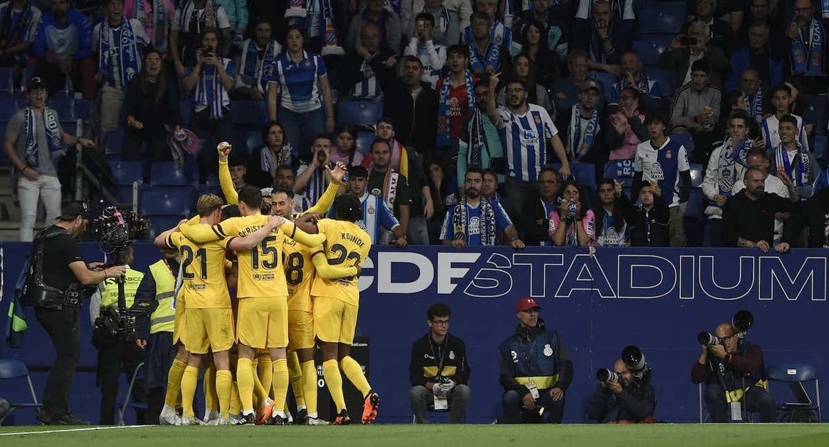 El Barça celebra un gol en uno de los fondos del RCDE Stadium. /AFP