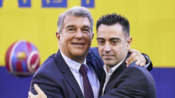 Laporta y Xavi se abrazan el día de la presentación del entrenador./GETTY