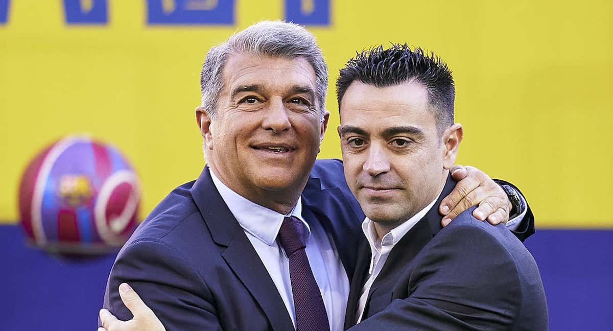 Laporta y Xavi se abrazan el día de la presentación del entrenador.