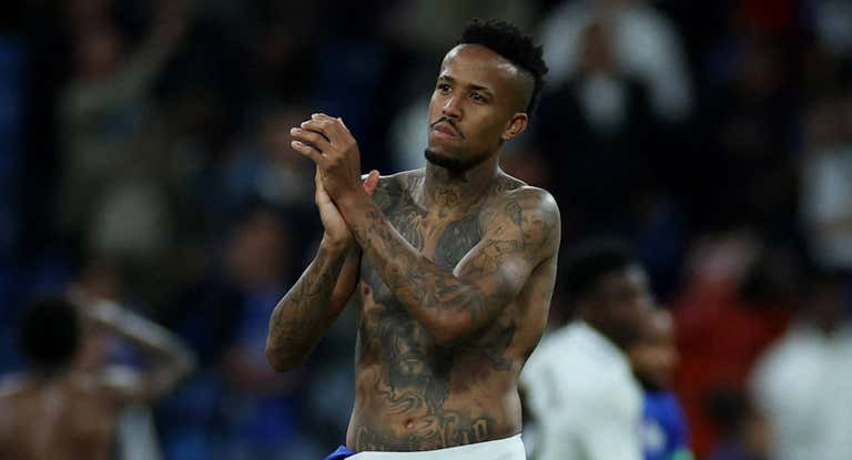Militao saluda al Santiago Bernabéu tras la victoria al Getafe.