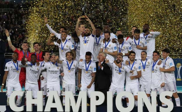 Ancelotti agarra a Militao en la celebración del Mundial de Clubes.  EFE