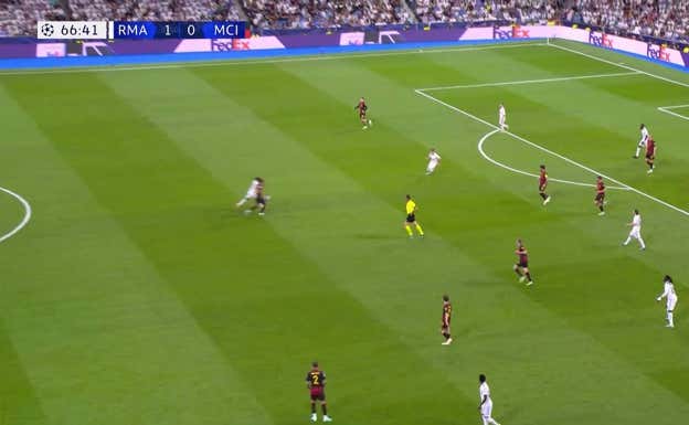 Momento exacto en el que Rodri se anticipa a Rodrygo y evita la transición, permitiendo el ataque del 1-1.