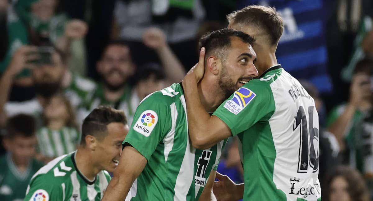 Borja Iglesias celebra su gol con Pezzella./EFE