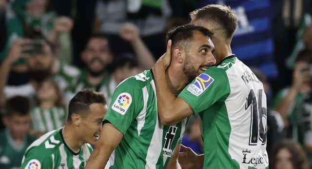 El Betis sufre y gana para poner pie y medio en Europa