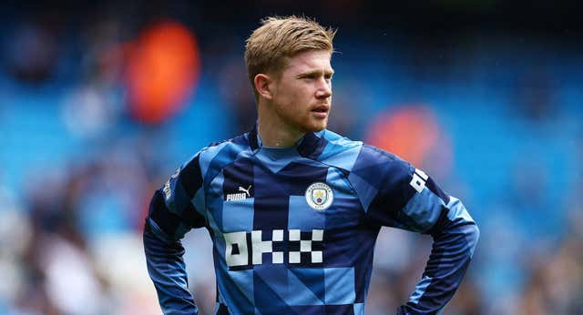 De Bruyne, la amenaza del Real Madrid, juega con el ordenador y trabaja con un rapero americano