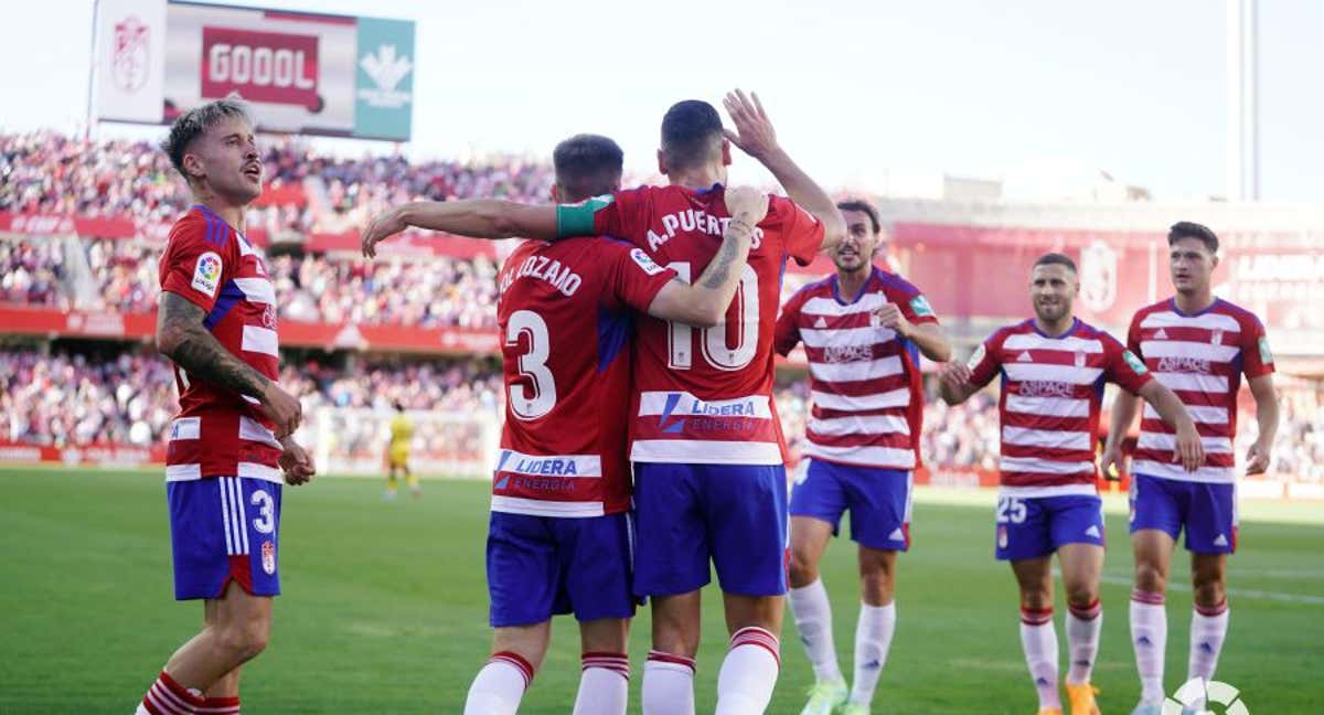 Los jugadores del Granada celebran el triunfo conseguido ante el Lugo./LALIGA SMARTBANK