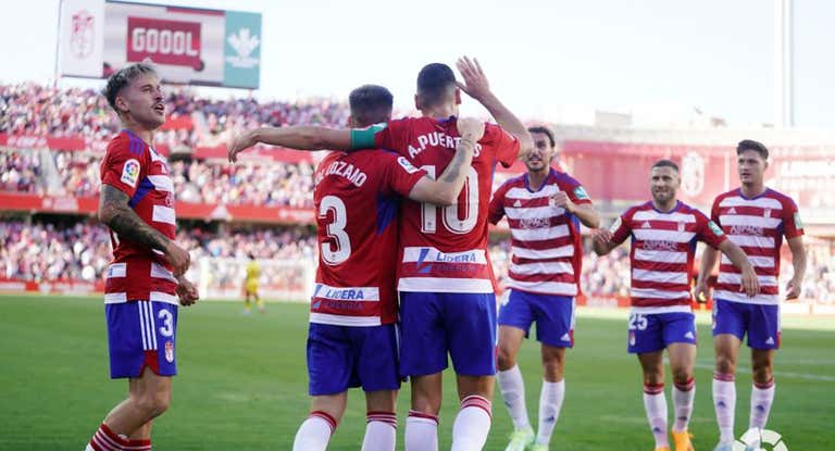 Los jugadores del Granada celebran el triunfo conseguido ante el Lugo.