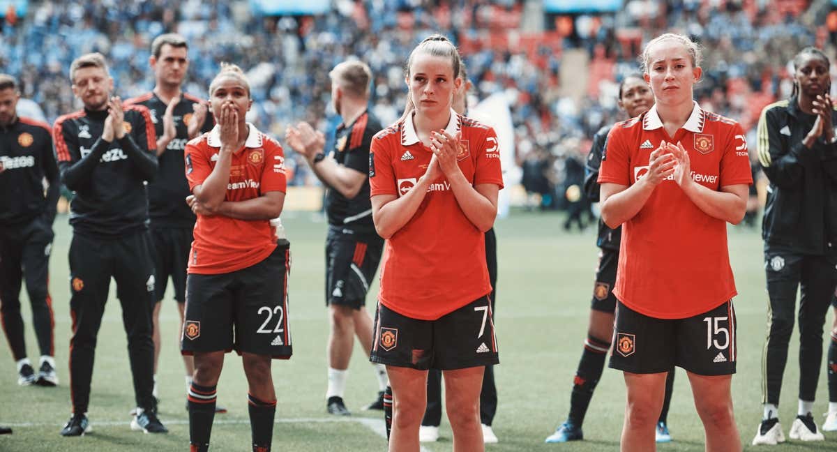 Las jugadoras del Manchester United aplauden a su afición.