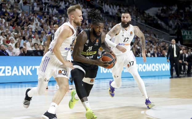 Mathias Lessort ante Dzanan Musa, estos playoffs de la Euroliga.  GETTY IMAGES
