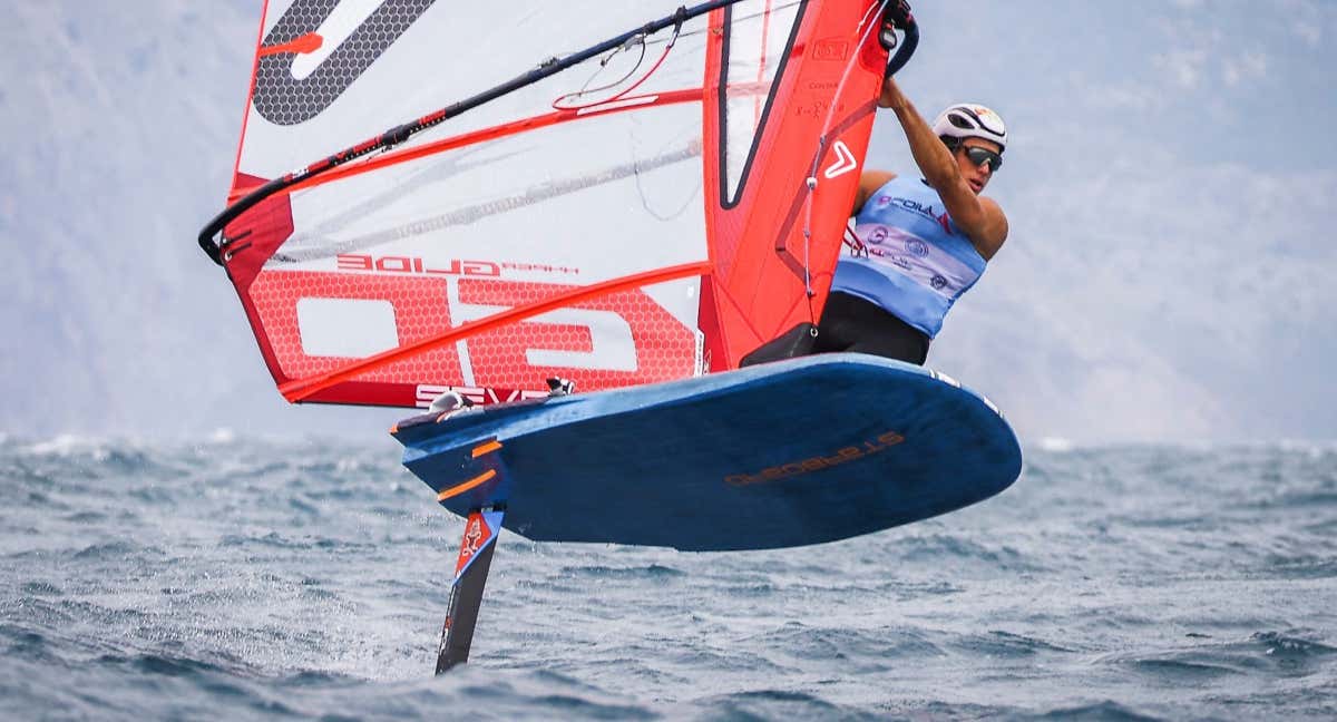 Nacho Baltasar, en pleno vuelo con su tabla. /SAILING ENERGY