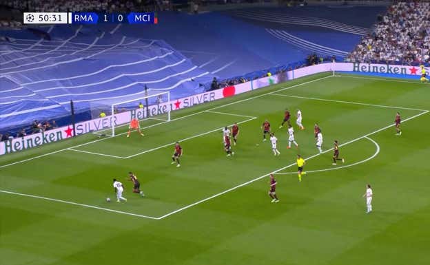 Acción ante Vinicius de 1x1 en área propia.